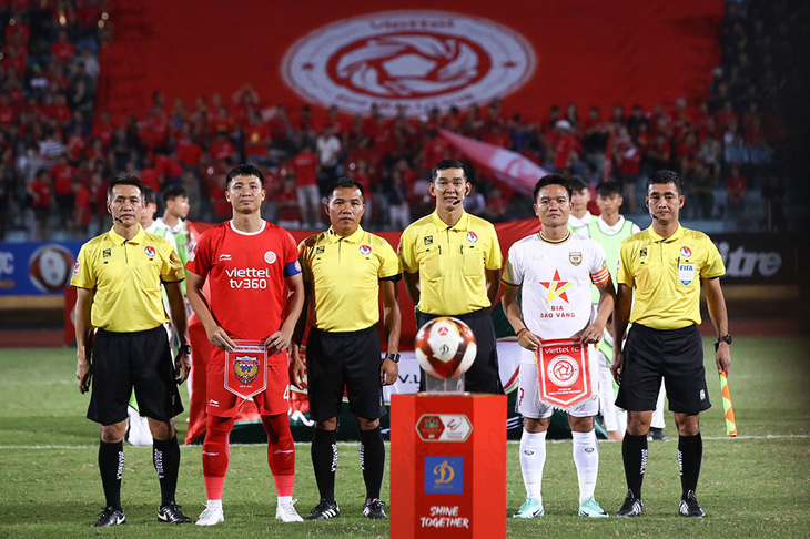 Tổ trọng tài trận Viettel thắng Hồng Lĩnh Hà Tĩnh 1-0 và bị HLV Nguyễn Thành Công chỉ trích - Ảnh: VPF