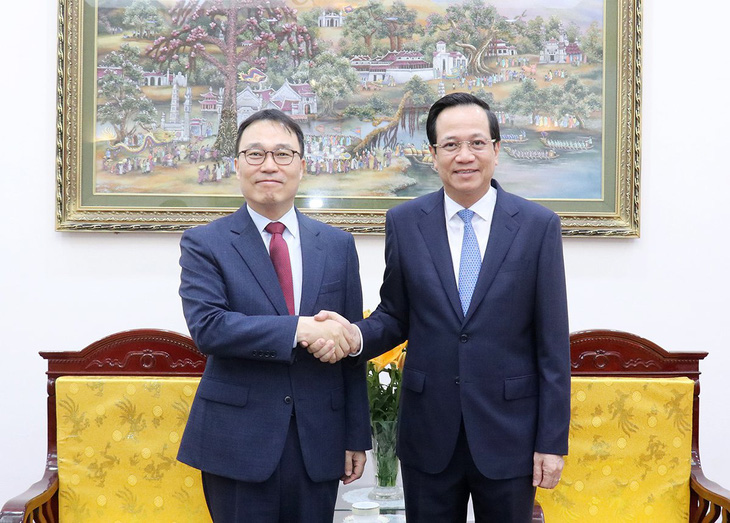 Bộ trưởng Đào Ngọc Dung (phải) đề nghị Đại sứ Choi Youngsam báo cáo Chính phủ Hàn Quốc về đề xuất tăng số lượng tiếp nhận lao động Việt Nam - Ảnh: CHÍ TÂM