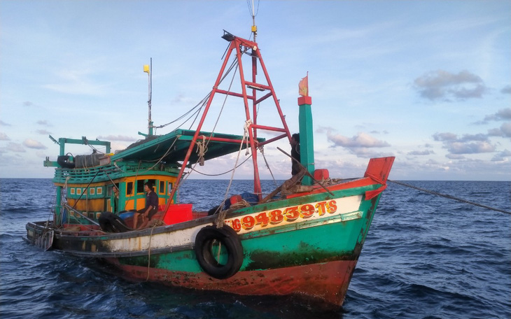 Ngư dân khai thác trên vùng biển Cà Mau bị tấn công bằng bom xăng, đạn chì