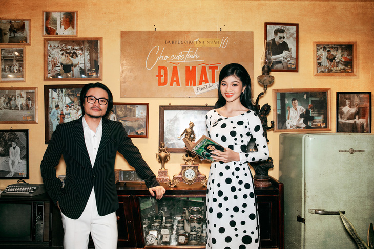 Á hậu Minh Kiên nền nã trong tà áo dài cùng đạo diễn Hoàng Nhật Nam tới thưởng thức album mới của Mr Đàm.