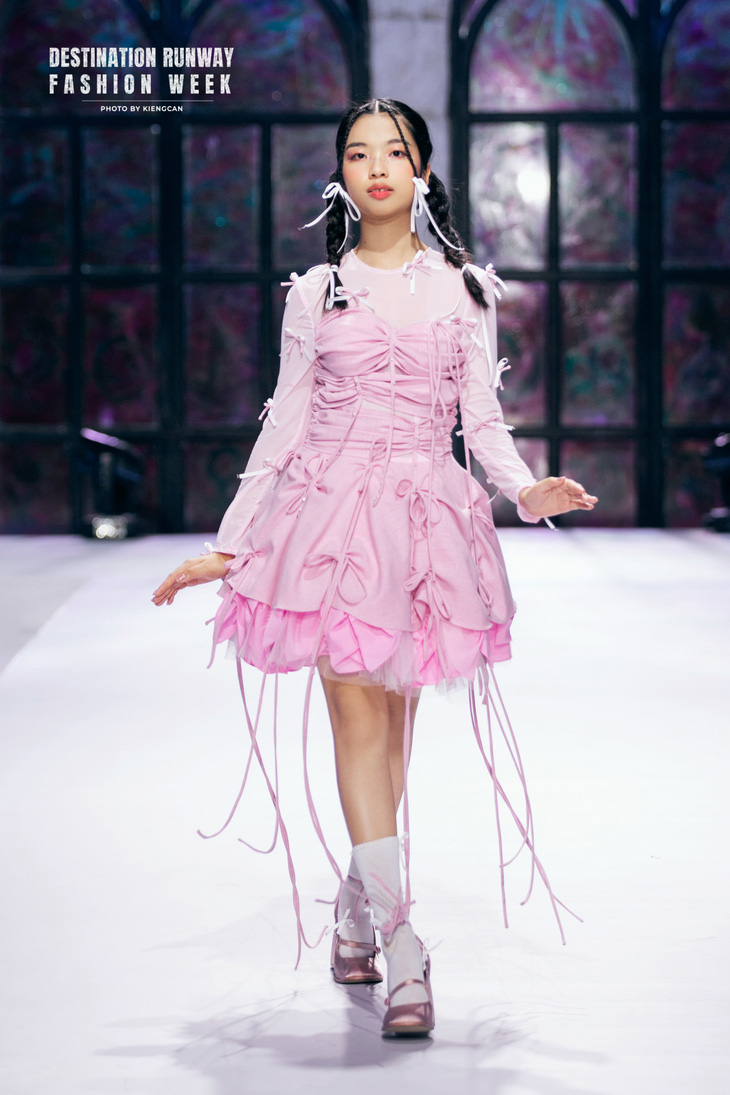 Gần đây, trong show thởi trang ra mắt bộ sưu tập 'Bestow On' của nhà thiết kế trẻ Nguyễn Thiên. cô bé đã thể hiện cực kỳ xuất sắc trước công chúng với kỹ năng trình diễn cũng như tạo dáng trước ống kính.