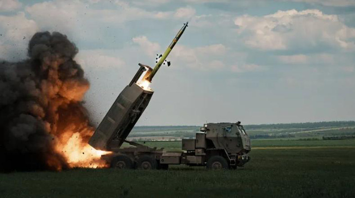 Một chiếc M142 HIMARS do Mỹ cung cấp và sản xuất được quân đội Ukraine sử dụng để phóng tên lửa - Ảnh: THE KYIV INDEPENDENT