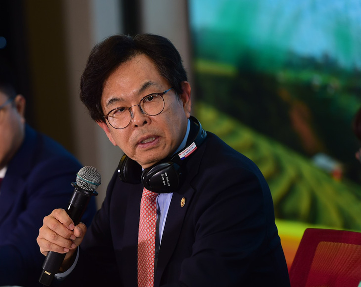 Ông Kim Byoungho - chủ tịch HĐQT HDBank - phát biểu tại phiên thảo luận Mở khóa Tài chính Xanh và Đầu tư thông qua Quản trị Xanh ngày 22-11 - Ảnh: HDB
