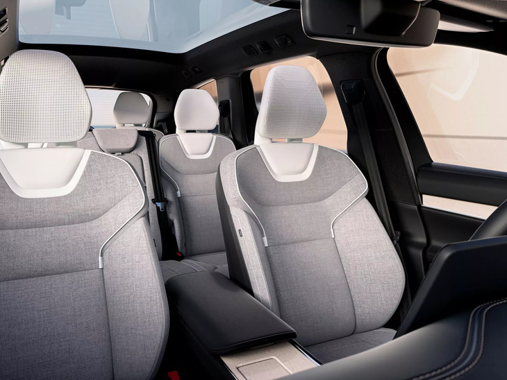 Cabin EX90 luôn mang lại cảm giác thoáng đãng nhờ trần kính và cửa sổ bên lớn - Ảnh: Volvo