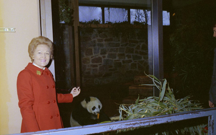 Bà Pat Nixon và con gấu trúc Trung Quốc tặng cho Mỹ. Ảnh: Richard Nixon Foundation