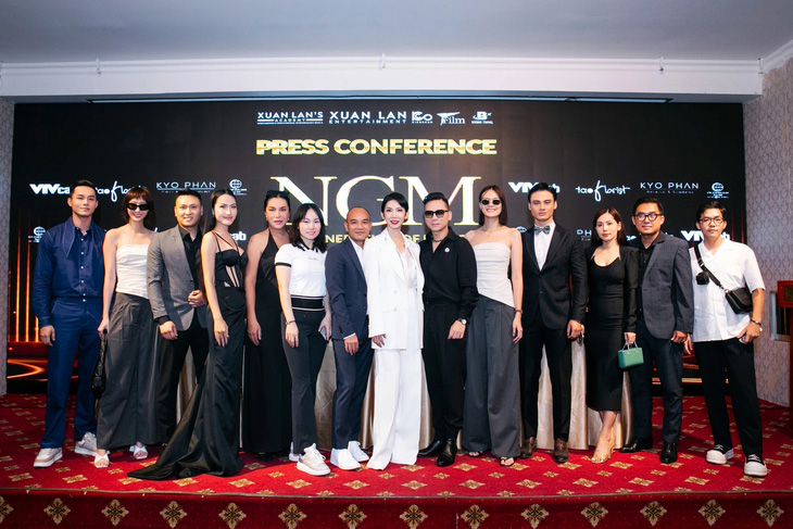 Siêu mẫu Xuân Lan và ê kíp tham dự buổi họp báo ra mắt dự án 'The New Generation of models' ngày 30-11 ở TP.HCM