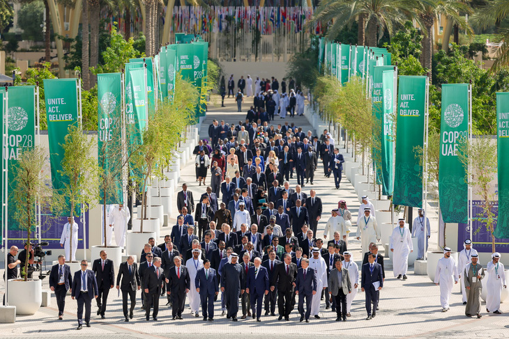 Thủ tướng Phạm Minh Chính đi hàng đầu với các nhà lãnh đạo các nước tham dự hội nghị - Ảnh: COP28