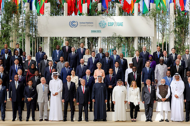 Thủ tướng Phạm Minh Chính chụp ảnh chung với trưởng đoàn các nước dự Hội nghị COP28 - Ảnh: COP28