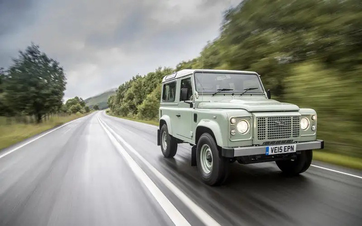 Land Rover Defender (1983) - Một dòng SUV khác xây dựng tên tuổi của mình nhờ sự bền bỉ và mạnh mẽ là Defender. Tuy vậy, dòng tên này đã tự tách biệt bản thân khi chuyển hướng thành một dòng xe thuần sang cân bằng giữa vận hành off-road và onroad ở thế hệ mới nhất - Ảnh: Autocar