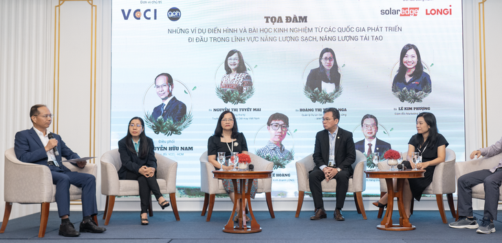 Các diễn giả thảo luận về các thách thức và giải pháp chuyển đổi xanh cho doanh nghiệp dệt may - Ảnh: BTC