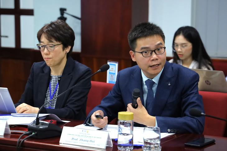 Giáo sư Zhang Hui chia sẻ về các quy định pháp lý liên quan đến khí hậu, môi trường tại Trung Quốc - Ảnh: PHƯƠNG LINH