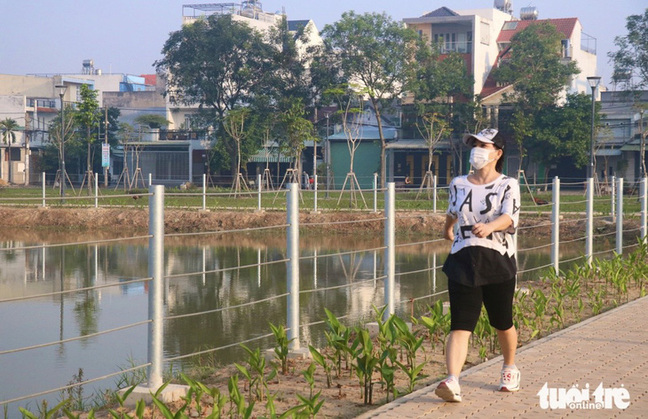 Người dân đi bộ thể dục ở công viên lớn nhất Bình Tân vừa khánh thành - Ảnh: CẨM NƯƠNG 