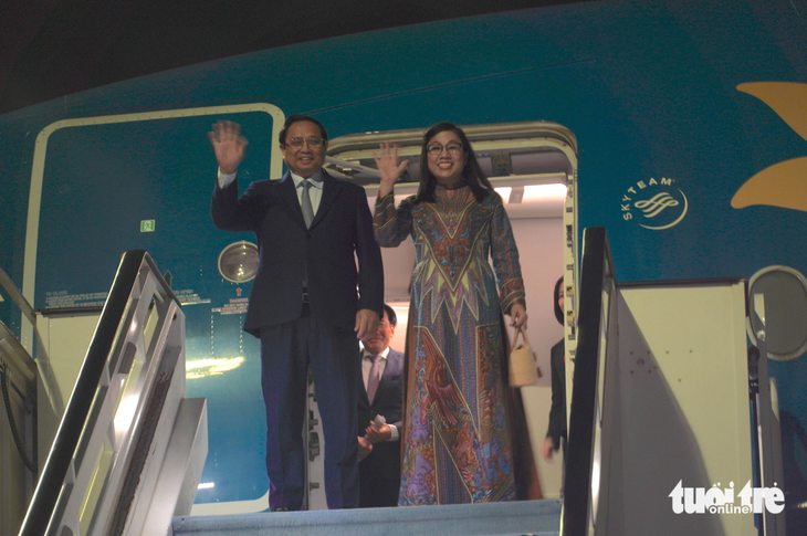 Thủ tướng và phu nhân đến sân bay quốc tế Al Maktoum - Ảnh: NGỌC AN