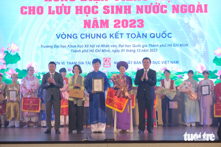 Lưu học sinh Trường đại học Khoa học xã hội và Nhân văn, Đại học Quốc gia Hà Nội đoạt giải nhất tại cuộc thi Hùng biện tiếng Việt 2023 - Ảnh: NGỌC PHƯỢNG