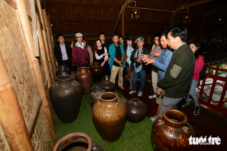 Tìm hiểu về văn hóa dân tộc Tà Nung tại khu du lịch Bon Tor Nun, Đà Lạt. Tại đây, du khách còn được thưởng thức ẩm thực Tây Nguyên và giao lưu múa cồng chiêng - Ảnh: QUANG ĐỊNH