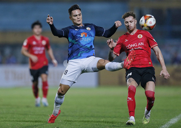 CLB MerryLand Quy Nhơn Bình Định (trái) trong trận mở màn V-League 2023-2024 với Công An Hà Nội - Ảnh: VPF