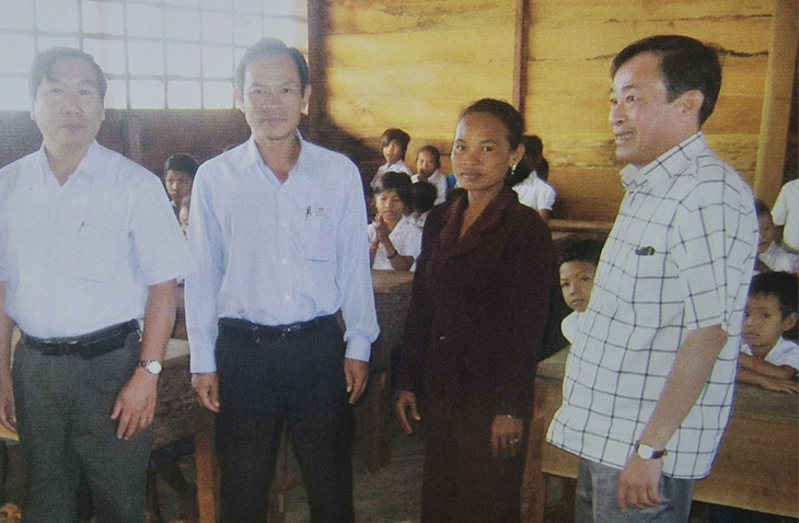 Oknha Leng RiThy (phải) và ông Hai Thuận (thứ hai từ trái sang) thăm lớp học do Công ty CPCS Đồng Nai Kratie mở tại tỉnh Kratie, Campuchia gần 10 năm trước - Ảnh: Công ty CPCS Đồng Nai Kampong Thom