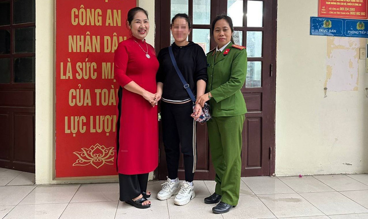 Chị H.T.T.T. (giữa) đến trụ sở Công an phường Lam Sơn, TP Thanh Hóa chiều 1-12 để nhận lại số tiền chuyển nhầm từ đại diện nhà hàng Lan Ngan - Ảnh: CTV