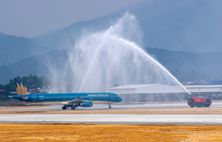 Nghi thức phun nước (water salute) chào đón máy bay Airbus A321 lần đầu hạ cánh xuống sân bay Điện Biên - Ảnh: VNA