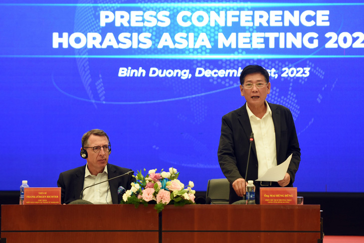 Ông Mai Hùng Dũng, phó chủ tịch thường trực UBND tỉnh Bình Dương, thông tin về Diễn đàn Horasis châu Á 2023 tại buổi họp báo - Ảnh: A LỘC