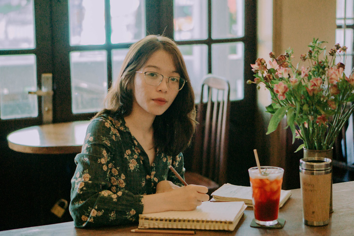 Ra mắt sách, lập kênh mạng xã hội là cách chị Minh Trang làm với mong muốn được đồng hành cùng các bạn trẻ trong hành trình học cách lớn lên - Ảnh: NVCC
