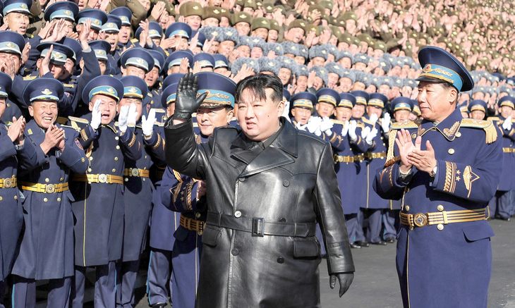Ảnh do Hãng thông tấn trung ương Triều Tiên (KCNA) công bố ngày 1-12 cho thấy ông Kim Jong Un đang đến thăm lực lượng không quân - Ảnh: KCNA