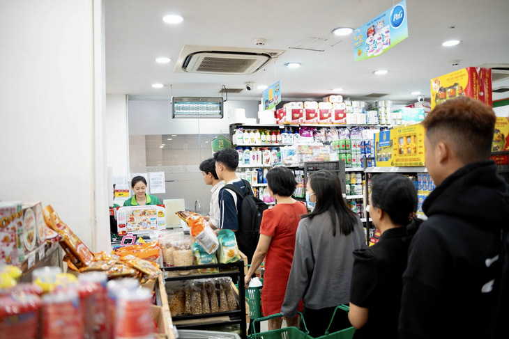 Khách hàng mua sắm tại Co.op Food Nguyễn Thái Học (quận 1, TP.HCM).