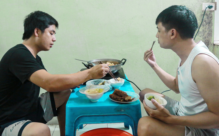 Bữa cơm “thịnh soạn” với cơm trắng cùng nem rán, rau, đậu và dưa muối của công nhân ở xóm trọ tại Bắc Ninh - Ảnh: HÀ QUÂN