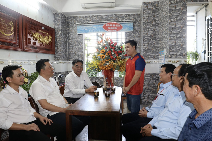 Vận động viên Lại Lý Huynh cảm ơn lãnh đạo tỉnh Bình Dương đã đến thăm và chúc mừng thành tích huy chương vàng của anh tại Giải vô địch cờ tướng thế giới sáng 1-12 - Ảnh: MAI XUÂN