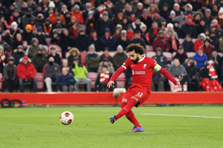 Salah thực hiện thành công quả phạt đền trong hiệp 2 - Ảnh: AMA