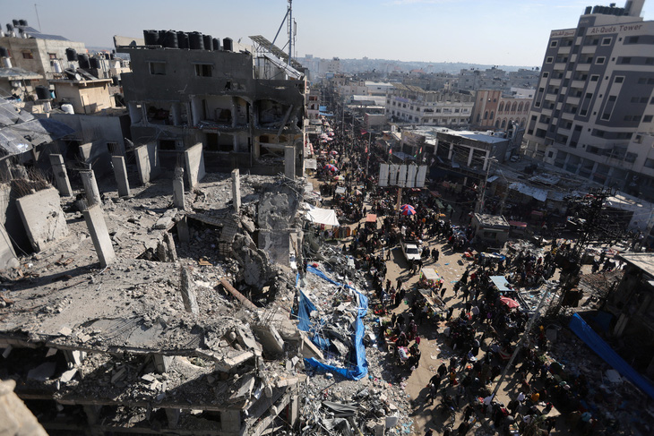 Ảnh chụp ngày 30-11 cho thấy một khu chợ lộ thiên ở Dải Gaza bị tàn phá nặng nề bởi không kích của Israel từ trước khi lệnh ngừng bắn có hiệu lực - Ảnh: REUTERS