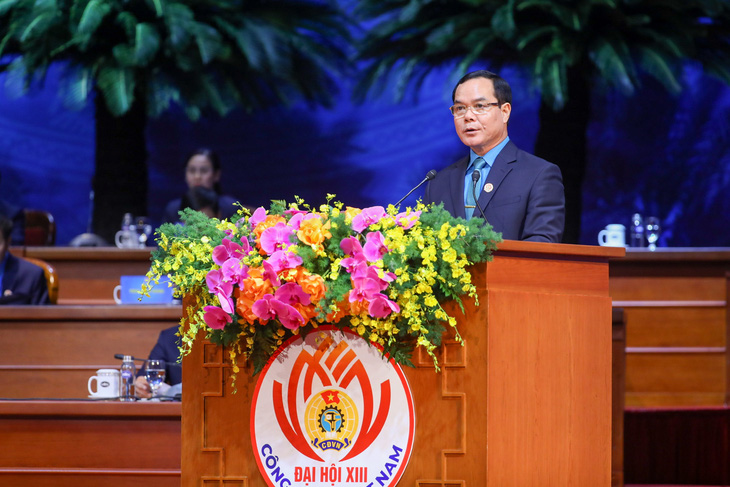Chủ tịch Tổng liên đoàn Lao động Việt Nam Nguyễn Đình Khang phát biểu khai mạc đại hội - Ảnh: HẢI NGUYỄN