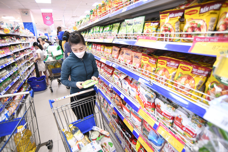 Đông đảo người dân mua sắm ngày cuối tuần tại siêu thị Co.opmart Xa Lộ Hà Nội, TP Thủ Đức (TP.HCM) - Ảnh: QUANG ĐỊNH