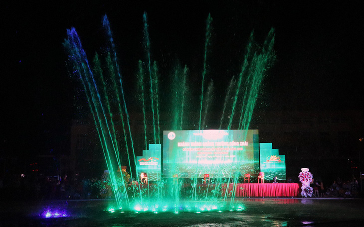 Điểm nhấn của công trình là sân khấu nhạc nước với 10 màn hình đèn LED kích thước lớn đặt tại trung tâm quảng trường - Ảnh: AN BÌNH