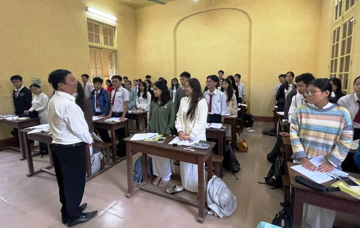 Thầy Lê Triều Sơn đi từng lớp học để chào học sinh trong ngày đầu đến trường nhận chức hiệu trưởng - Ảnh: ANH THƯ