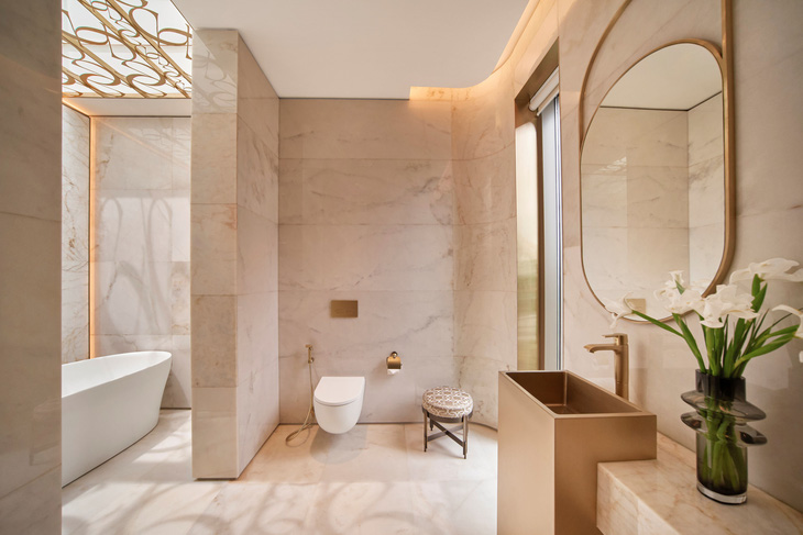 Phòng tắm sang trọng với trần đón sáng được chạm khắc dấu ấn biểu tượng ELIE SAAB. Toàn bộ sàn và tường đều được ốp đá cẩm thạch Bồ Đào Nha nhập khẩu.