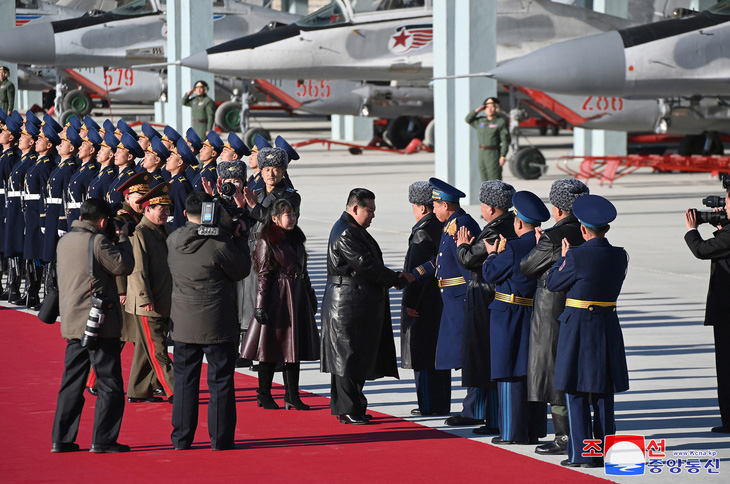 Nhà lãnh đạo Triều Tiên Kim Jong Un thăm một căn cứ không quân ngày 30-11 - Ảnh: REUTERS