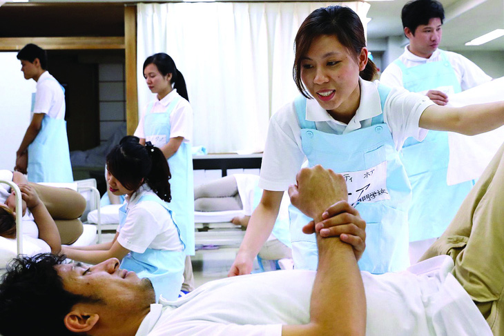 Điều dưỡng người Việt Nam được đào tạo ở Tokyo. Ảnh: Nikkei Asia Review