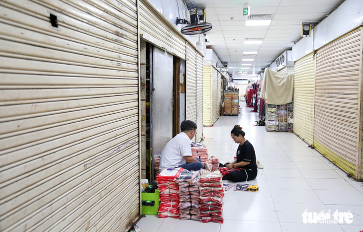 Hàng loạt tiểu thương ở chợ An Đông (quận 5, TP.HCM) đóng cửa, bỏ sạp.