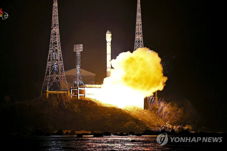 Vụ phóng vệ tinh trinh sát quân sự của Triều Tiên hôm 21-10 - Ảnh: YONHAP