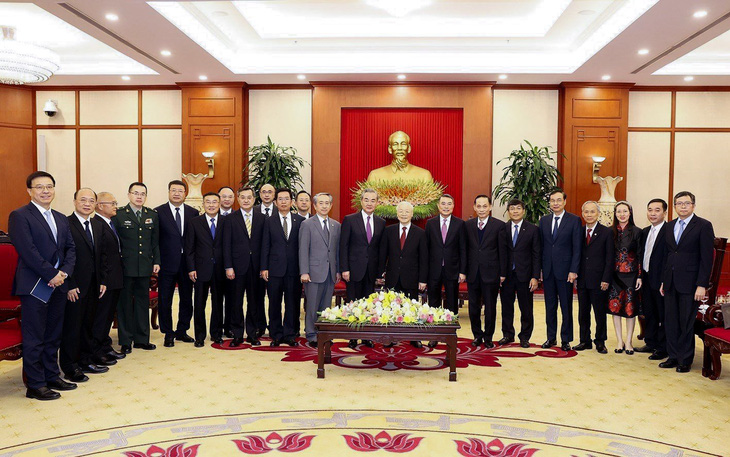 Tổng bí thư Nguyễn Phú Trọng và ông Vương Nghị chụp ảnh cùng các quan chức hai bên tham gia cuộc tiếp - Ảnh: TTXVN