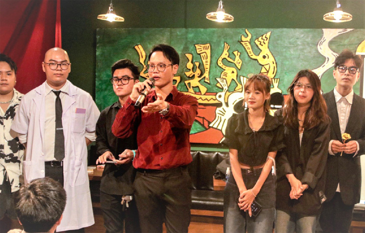 Việt Khang cùng những người bạn làm nên dự án thiện nguyện kịch ảo thuật Ma án - Ảnh: HỒ LAM