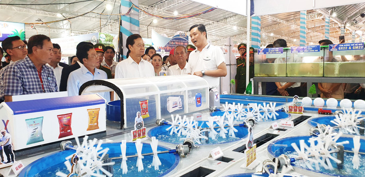 Nguyên Thủ tướng Nguyễn Tấn Dũng tham quan mô hình nuôi tôm công nghệ cao tuần hoàn nước tại Festival tôm
