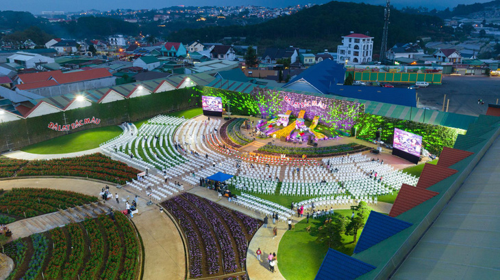 Phối cảnh sân khấu chính của làng hoa Vạn Thành, nơi diễn ra bán kết cuộc thi Miss Earth 2023