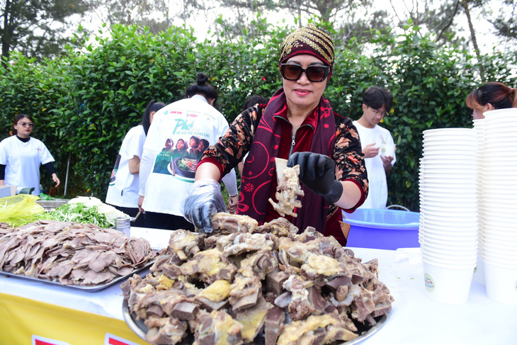 Hoa hồi bạc Vũ Thị Đào đồng hành cùng nhiều chương trình cộng đồng về phở cùng báo Tuổi Trẻ - Ảnh: DUYÊN PHAN