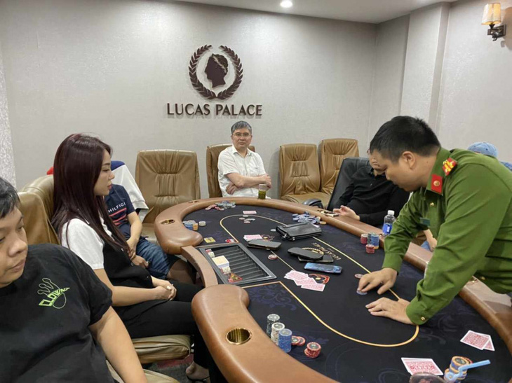 Cảnh sát làm việc với những người đánh bạc bằng hình thức poker - Ảnh: Công an cung cấp