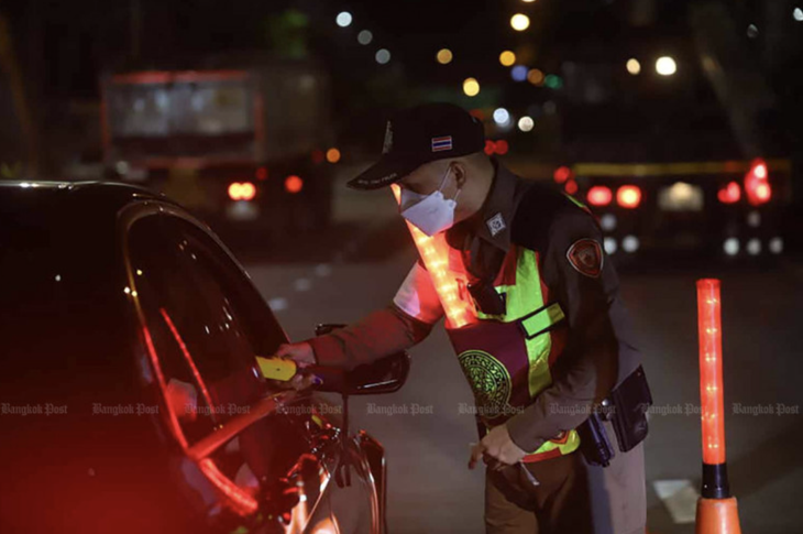 Một cảnh sát Thái Lan đang do nồng độ cồn của người lái xe. Nay Thái Lan yêu cầu quán phải lo việc này - Ảnh: BANGKOK POST