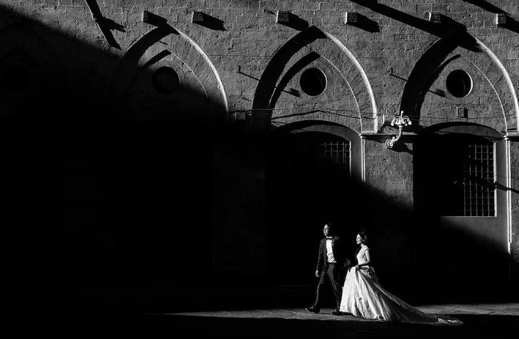 Hình ảnh cặp đôi đi ngang một con phố vào thời điểm hoàn hảo đã tạo nên một bức ảnh chiến thắng ở hạng mục Đen trắng. Nhiếp ảnh gia Fabio Mirulla cho biết cặp đôi đã chọn một con phố ở thị trấn Tuscany ở Ý với những viên gạch đặc trưng và tòa nhà thời Trung cổ.