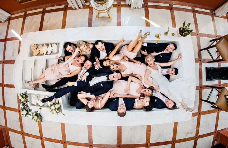 Chiếc bồn tắm này đã chứa 16 người cùng lúc để tạo nên tác phẩm đoạt giải ở hạng mục Đội nhóm. Nhiếp ảnh gia Jeff Tisman không ngờ đã tạo ra một bức ảnh vượt sức tưởng tượng, gói gọn mọi cảm xúc và câu chuyện trong cùng khung hình.