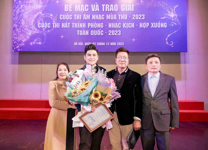 Cảnh Trần bên bố mẹ và thầy Quốc Hưng trong lễ trao giải Cuộc thi Hát thính phòng, nhạc kịch, hợp xướng toàn quốc năm 2023 - Ảnh: NVCC